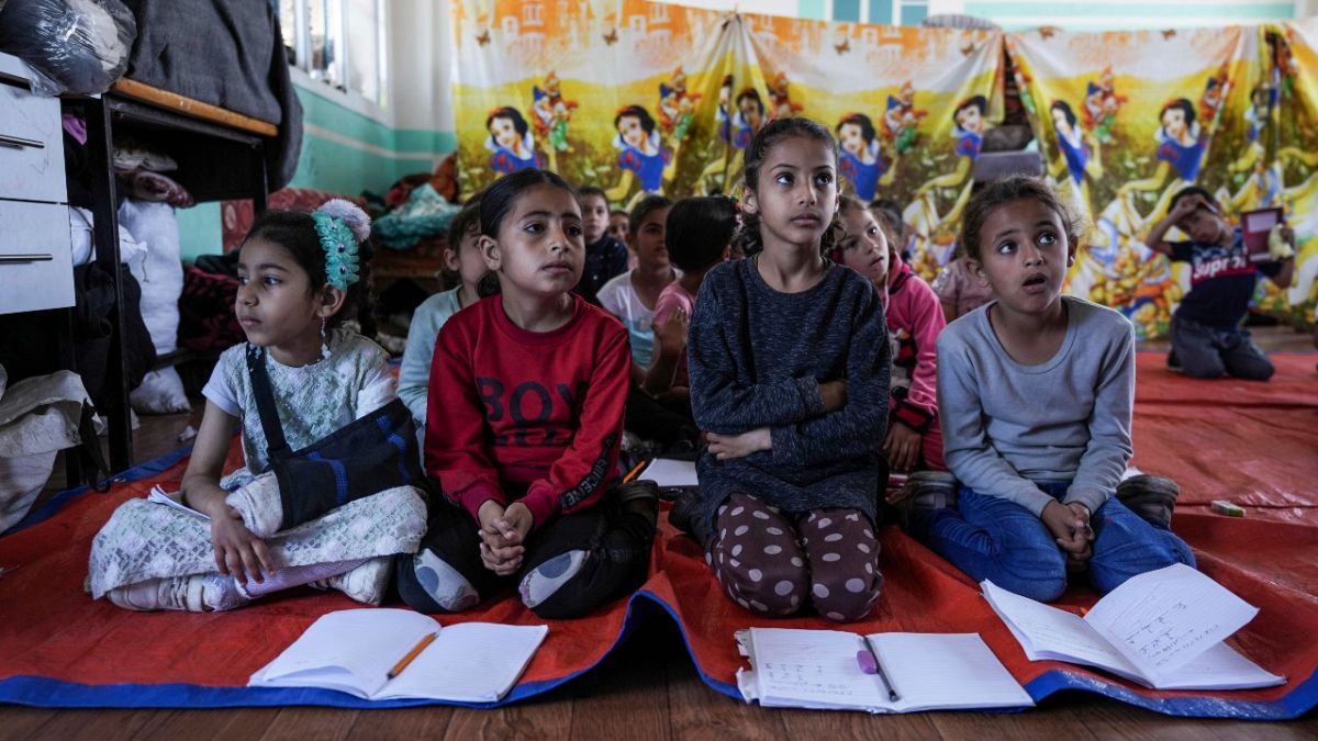 دروس وسط الدمار وتحت القصف..ماذا عن التعليم في غزة؟